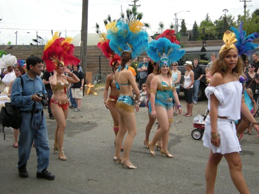 Fremont_Solstice_Parade_2008_-_samba_dancers_02